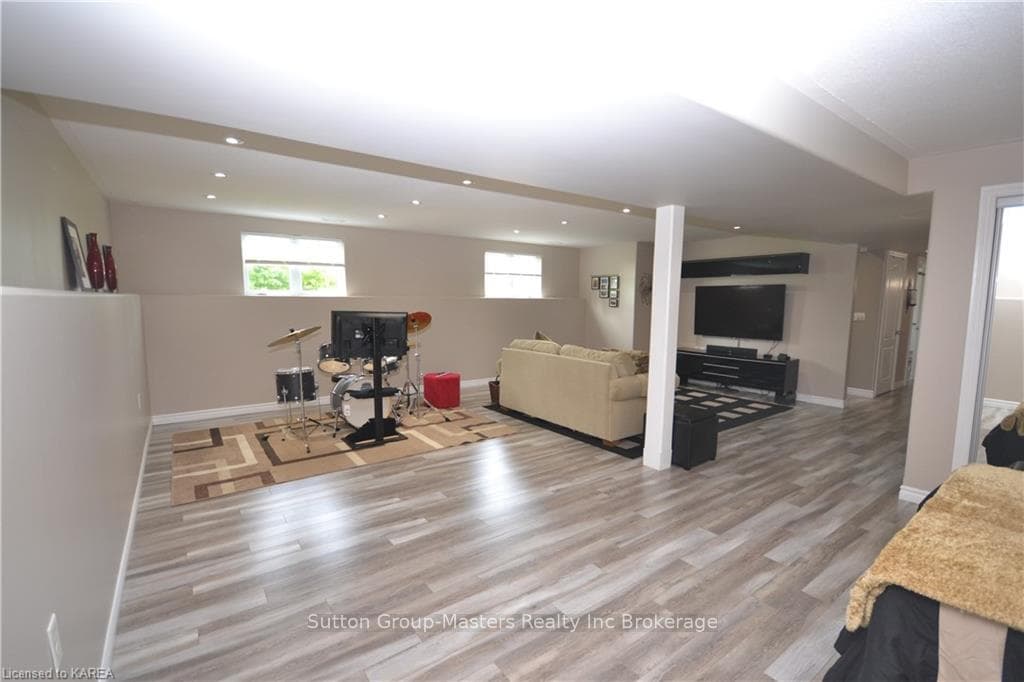 4048 SYDENHAM Road photo 40