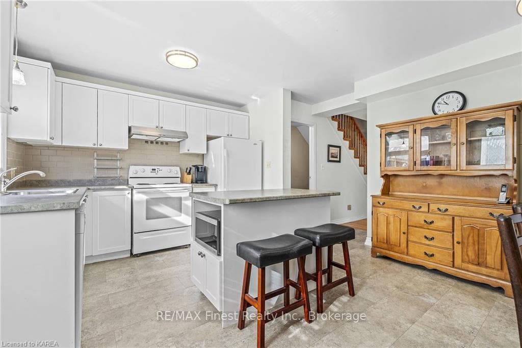 60 MCKEOWN Crescent photo 13