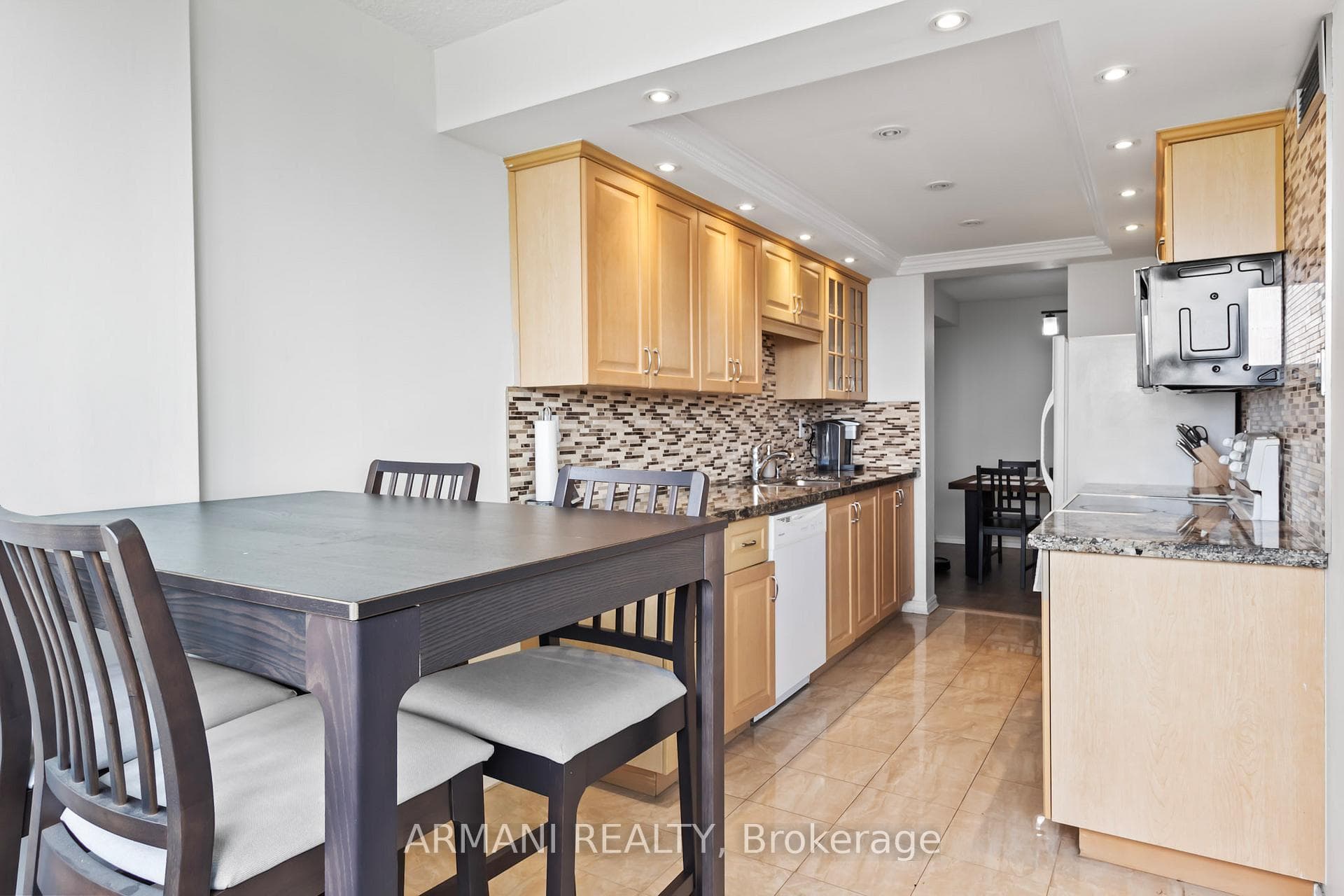 Eat-in Kitchen/ Kitchen
