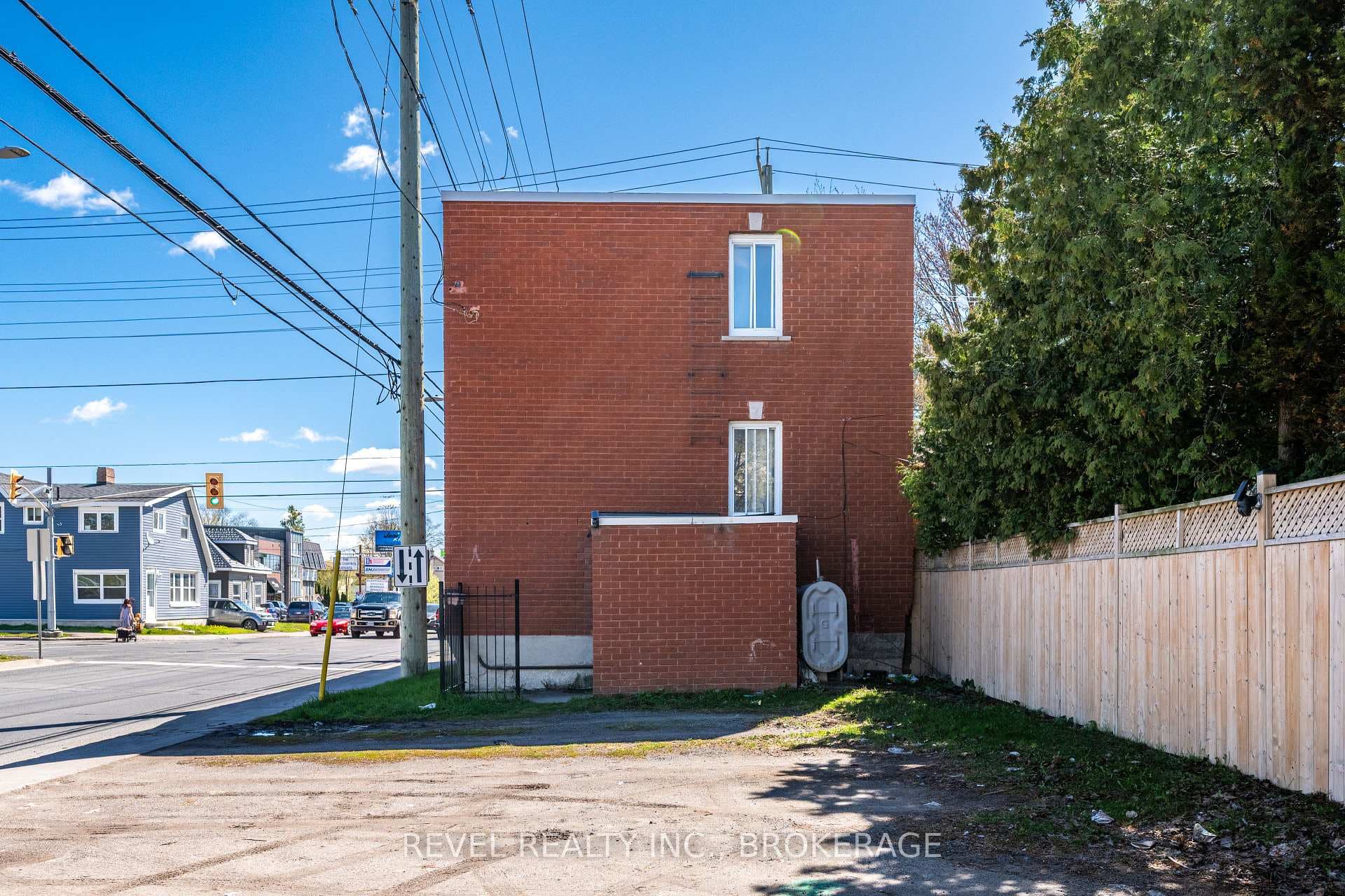 546 Macdonnell Street photo 4