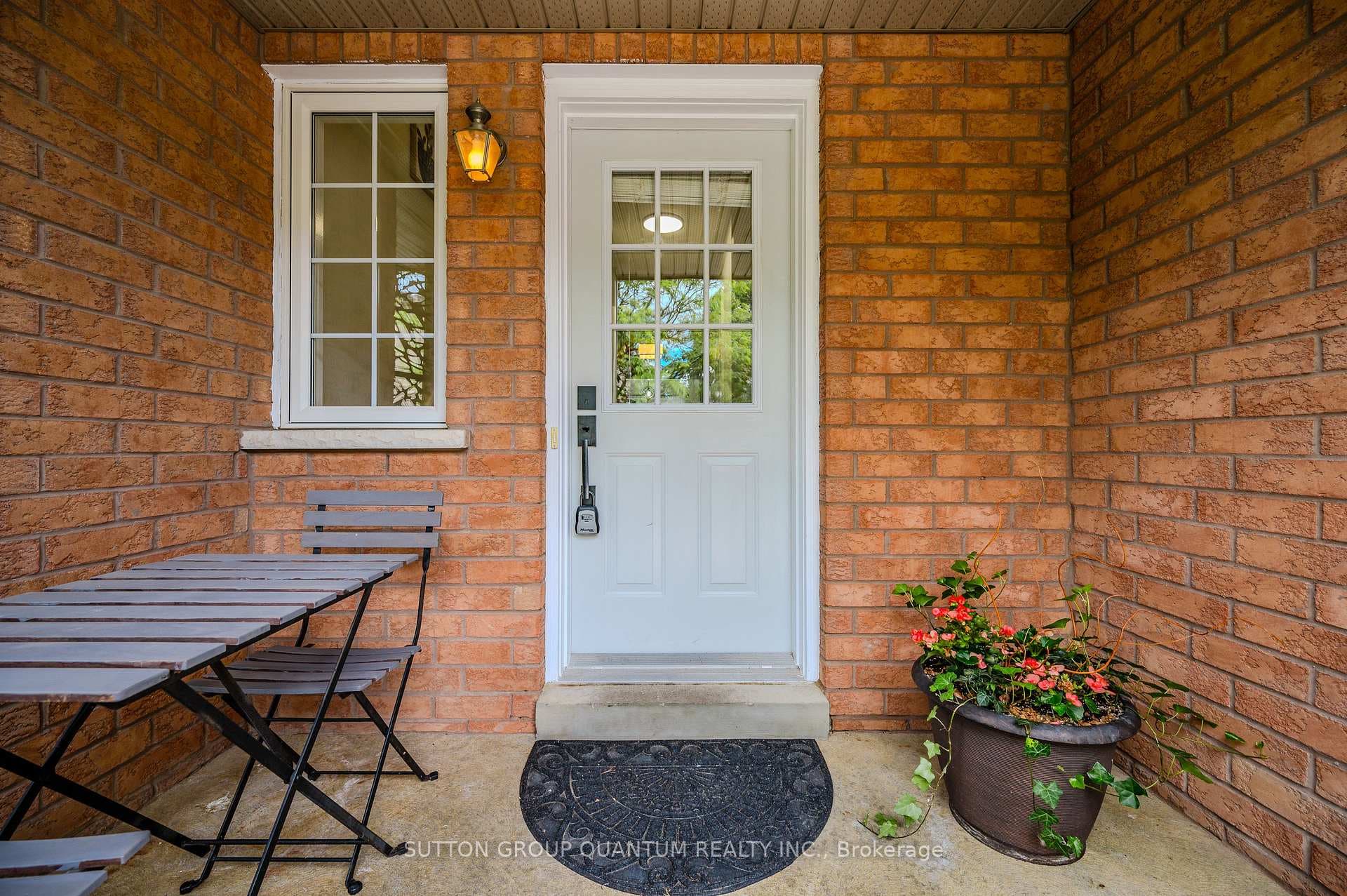 214 Hampshire Way photo 3