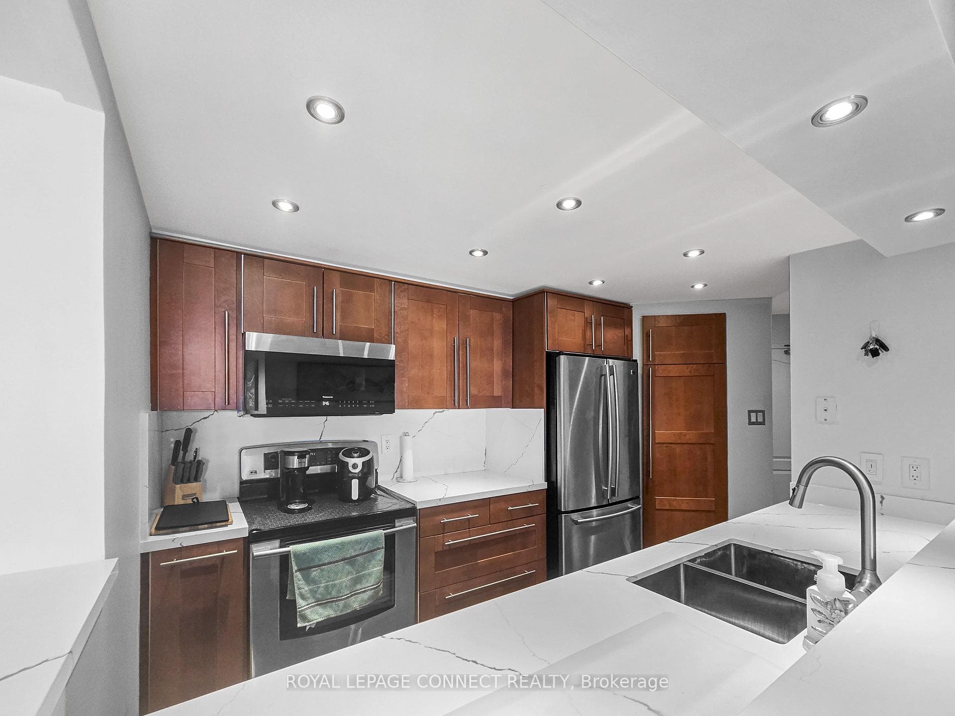 712 Rossland Road Unit 1111 photo 17