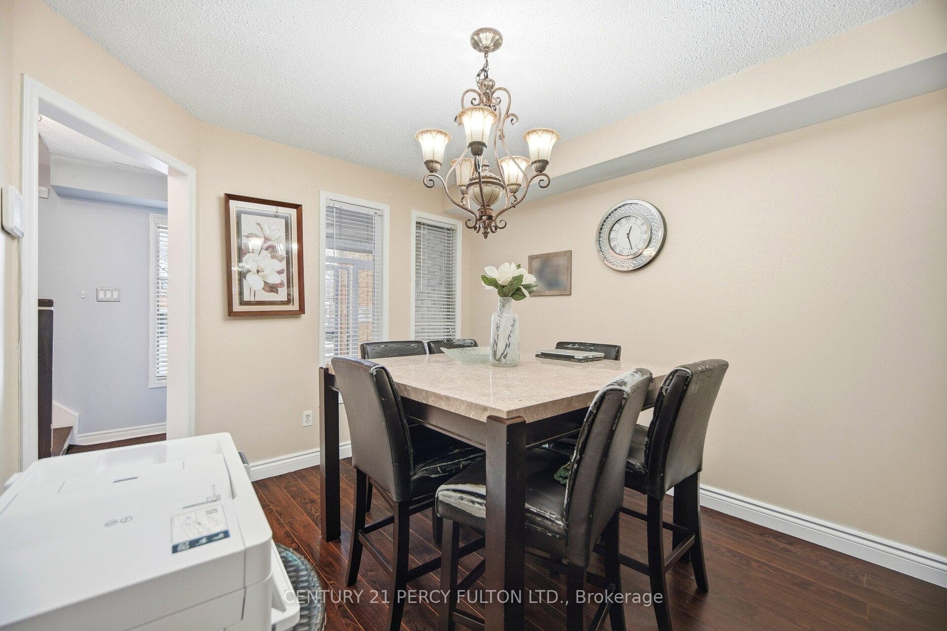 33 Farmers Avenue photo 9