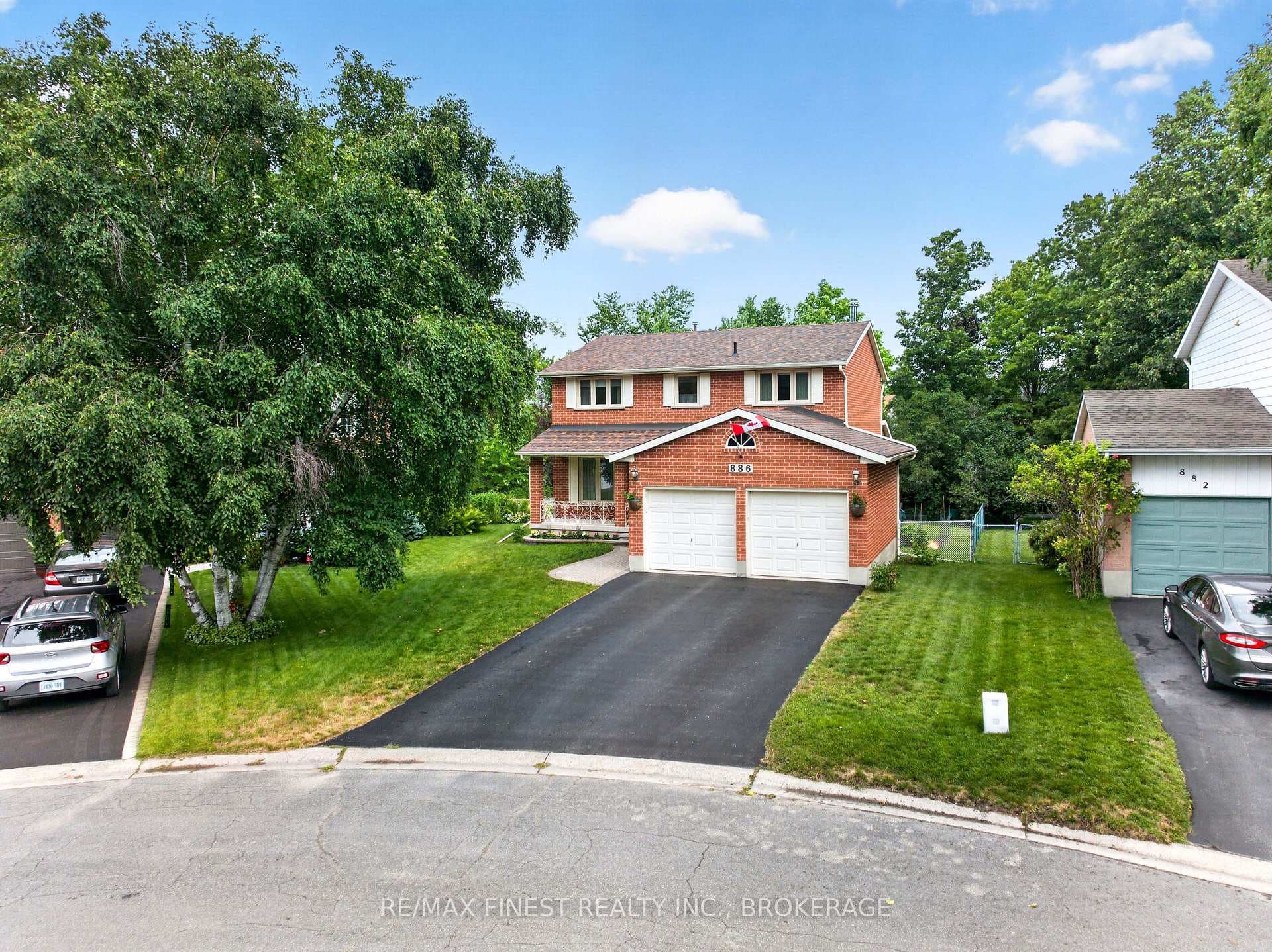 886 Bridle Path Crescent photo 2