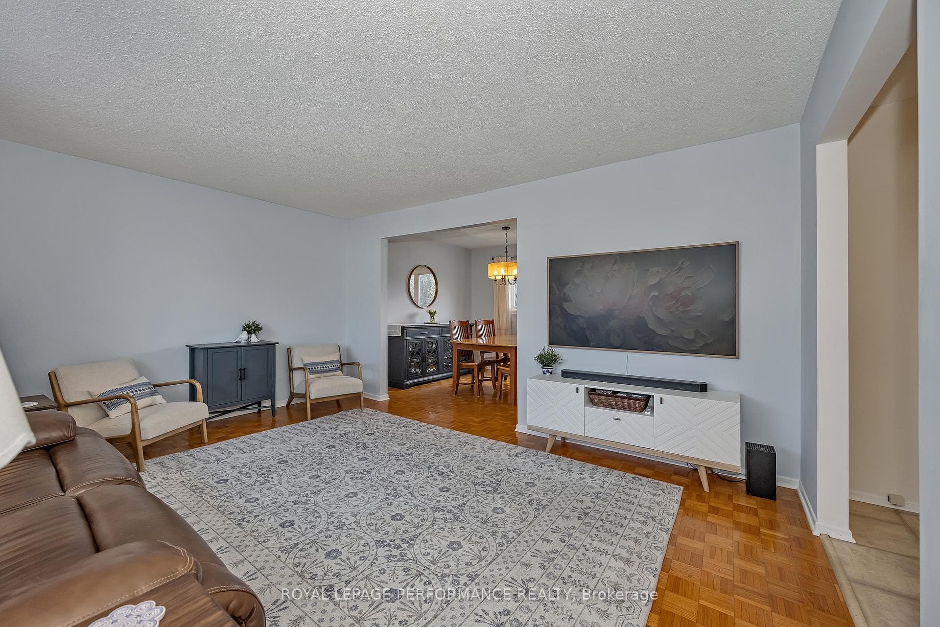 372 Phoenix Crescent photo 3