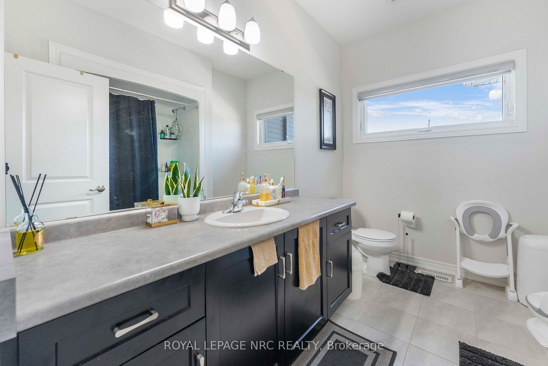 12 Swan Avenue photo 34