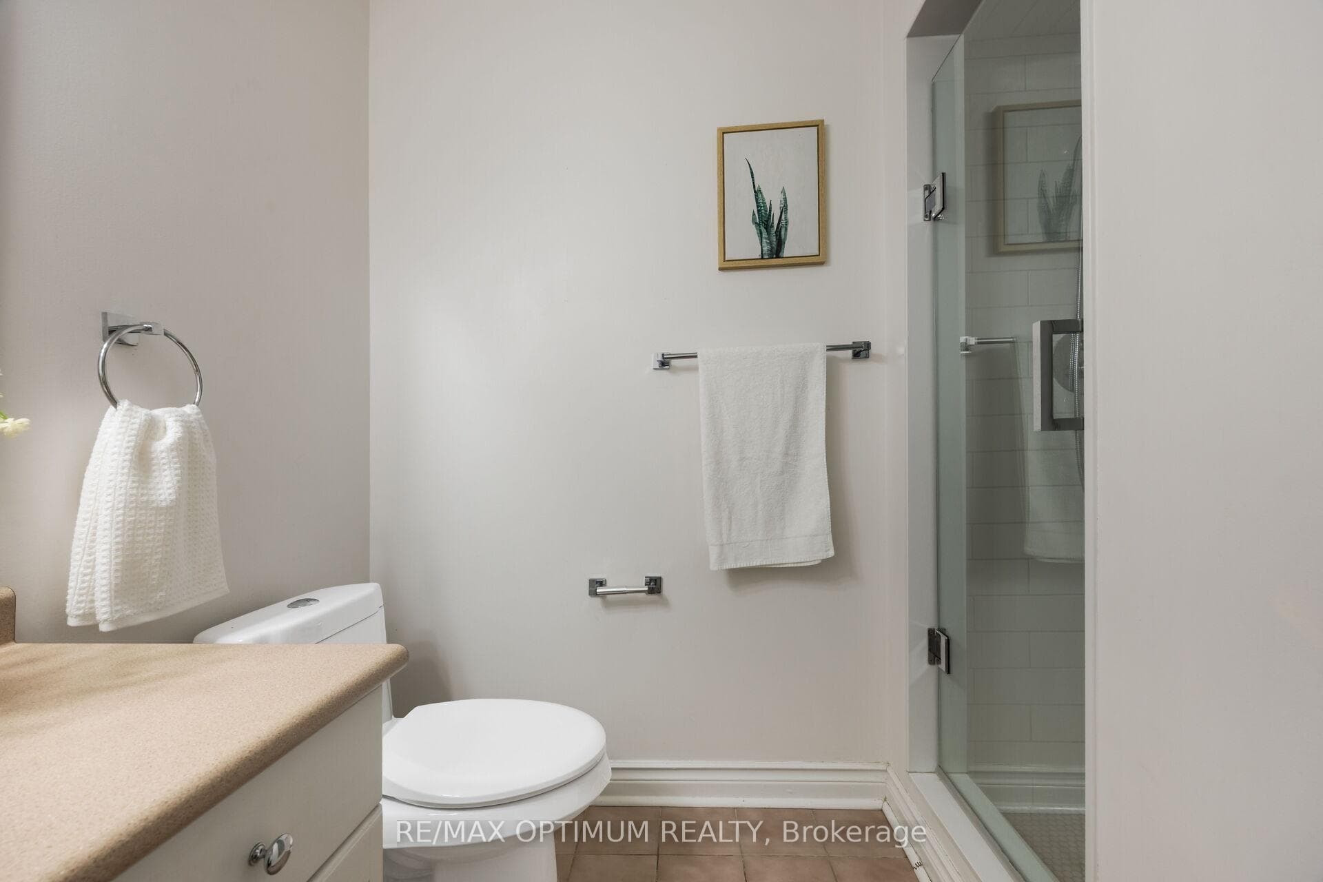 Modern 3-piece bath with glass shower