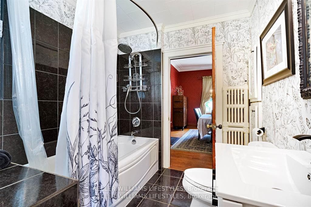 Main Floor 4-Piece Bathroom