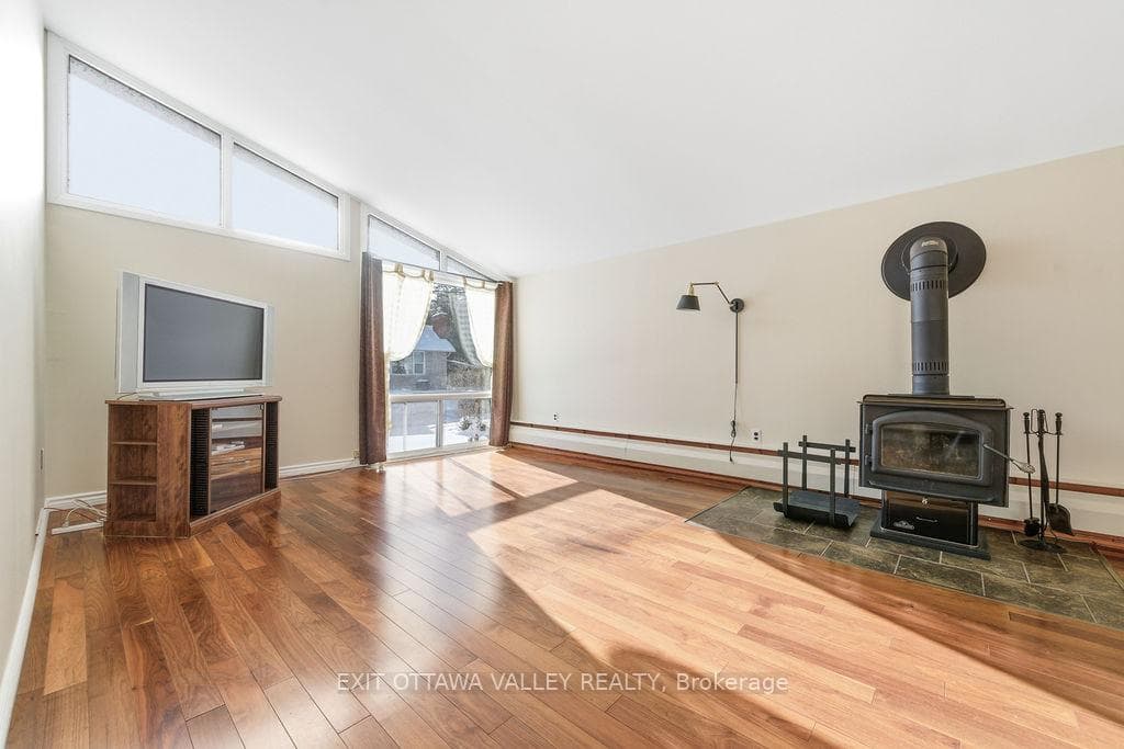 3 Newton Crescent photo 11