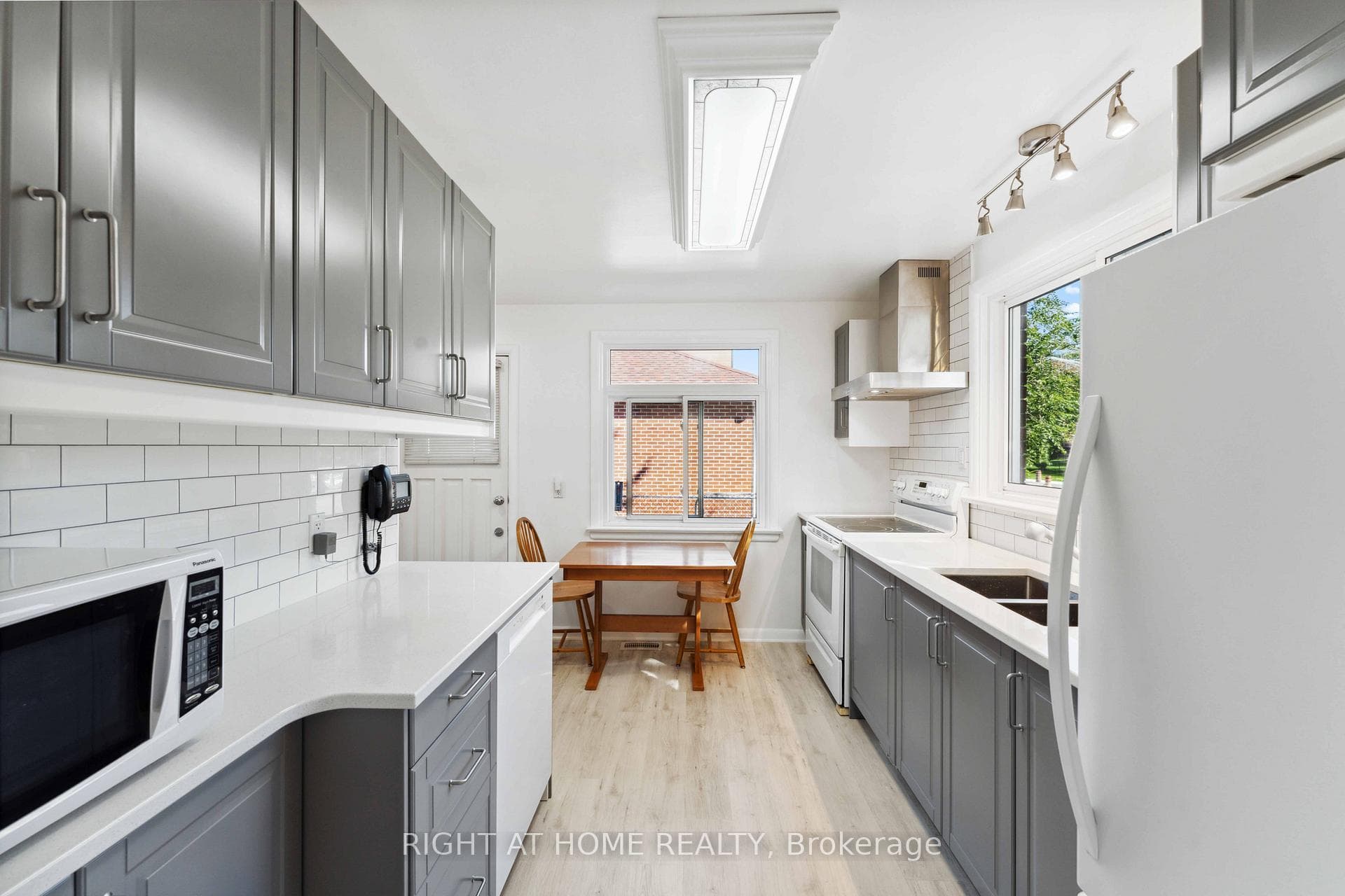 950 Woodroffe Avenue photo 10