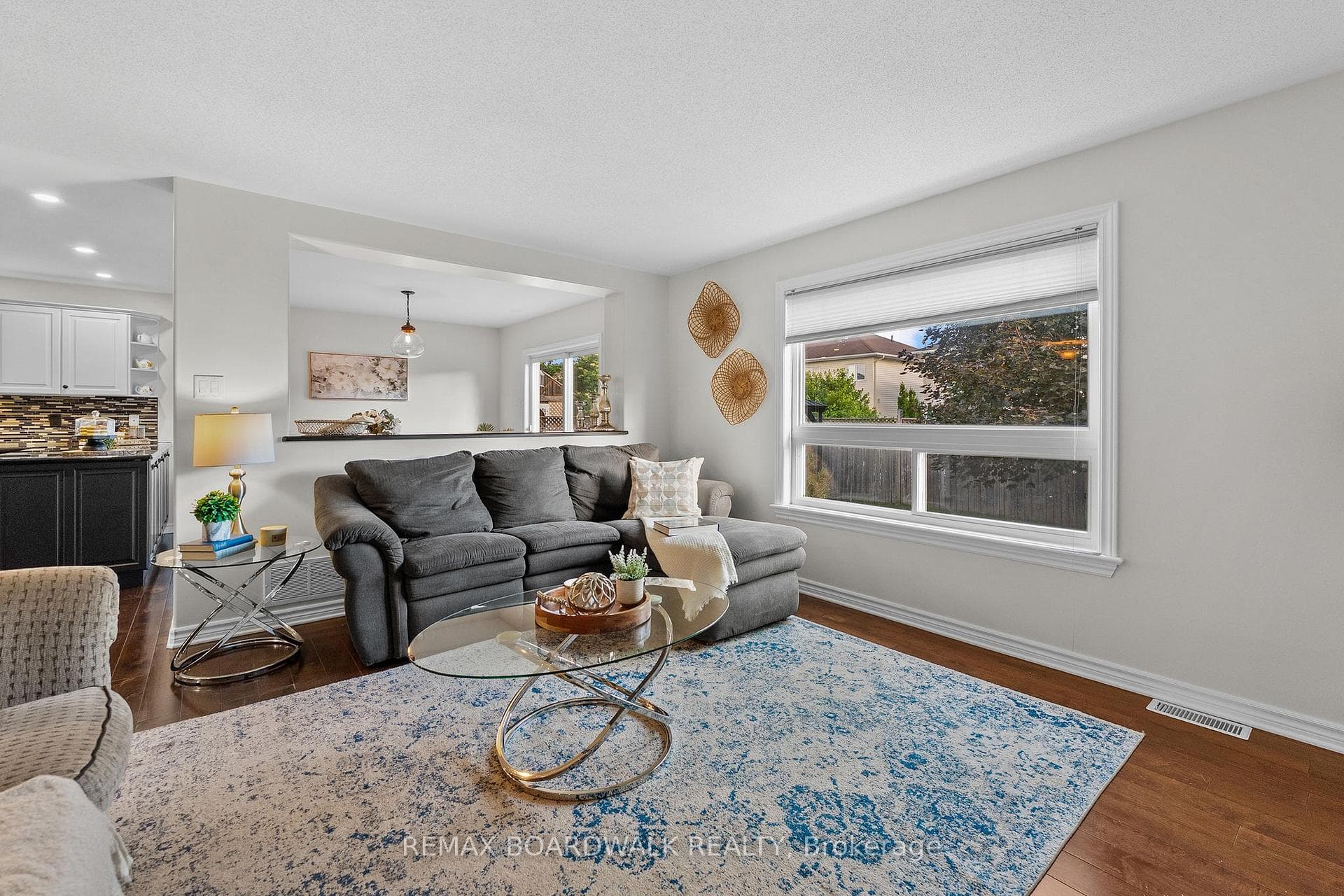 Very large room w/loads of natural light