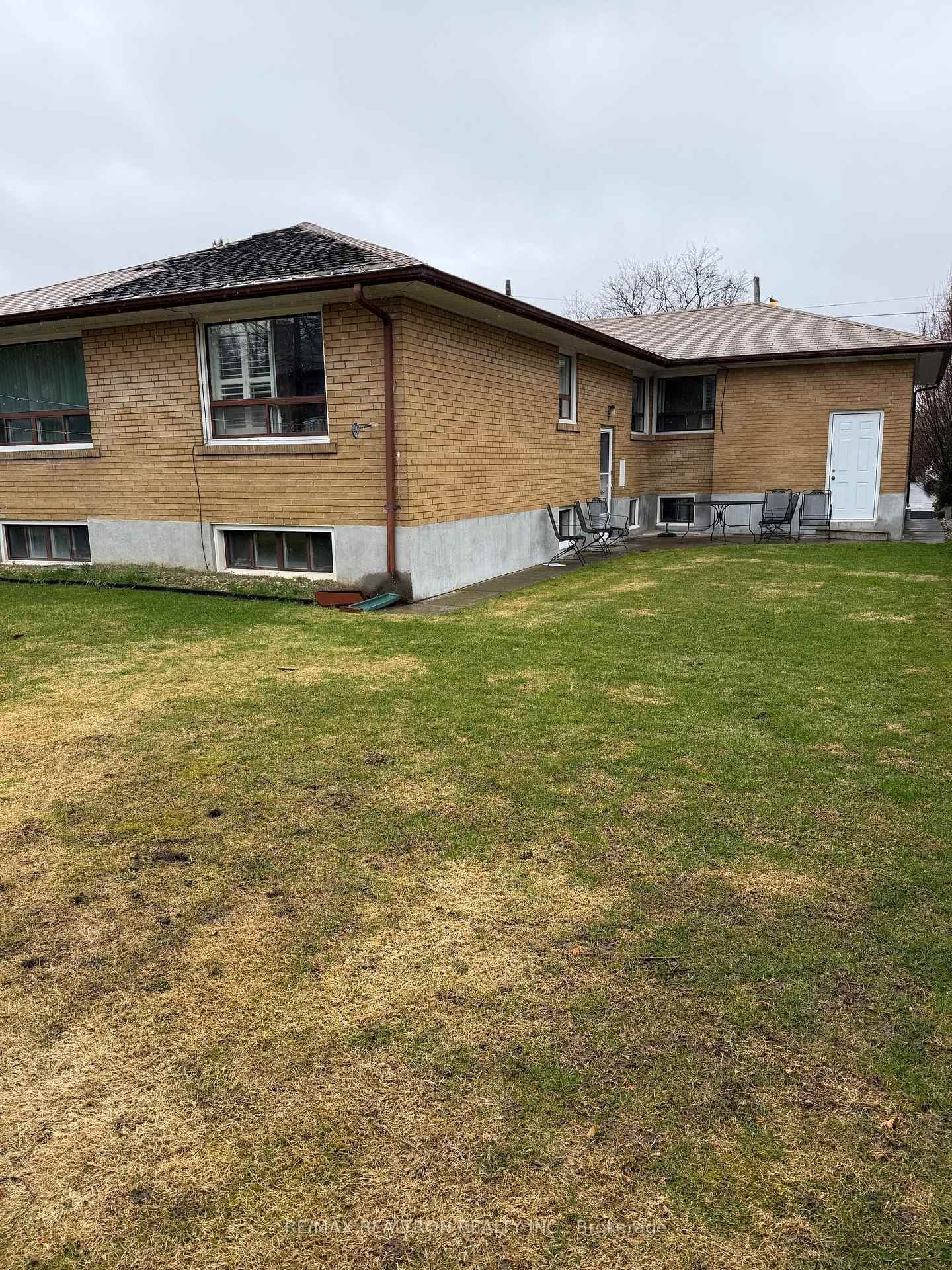 7 Amos Crescent photo 3
