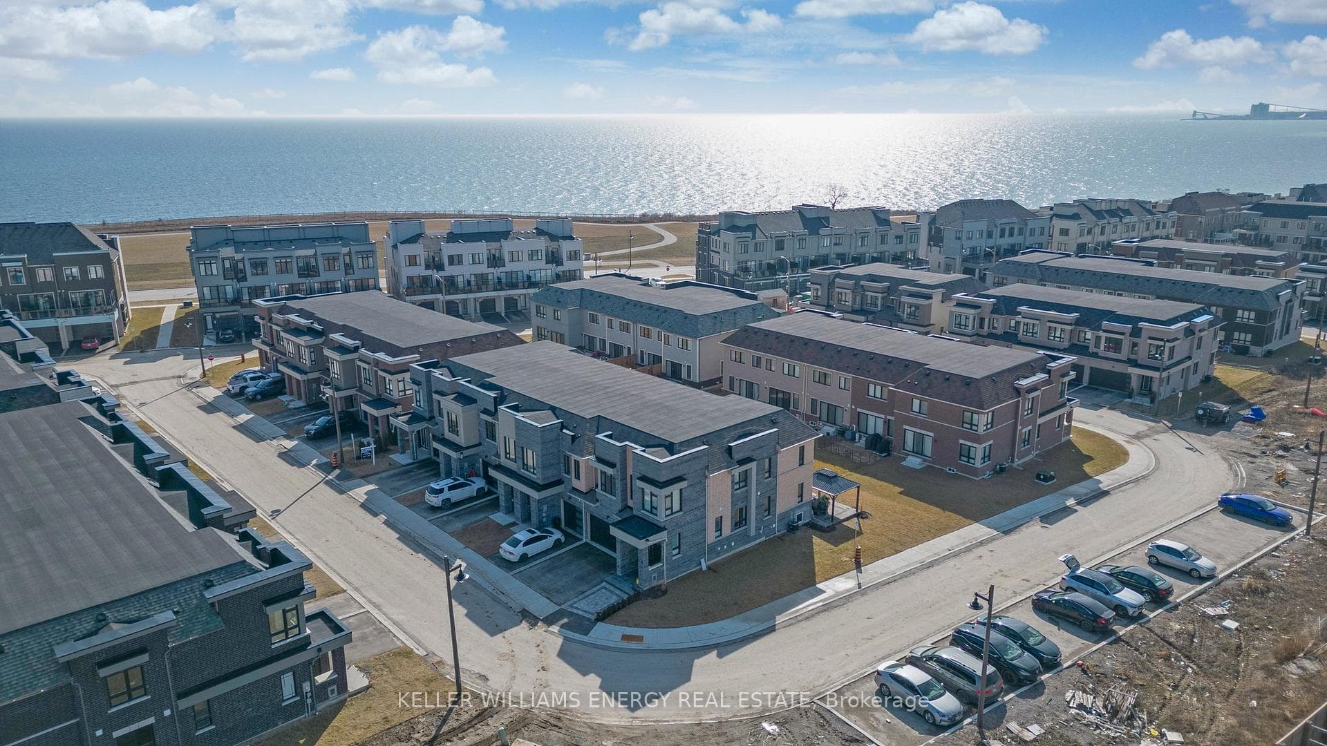 87 Caspian Square photo 34