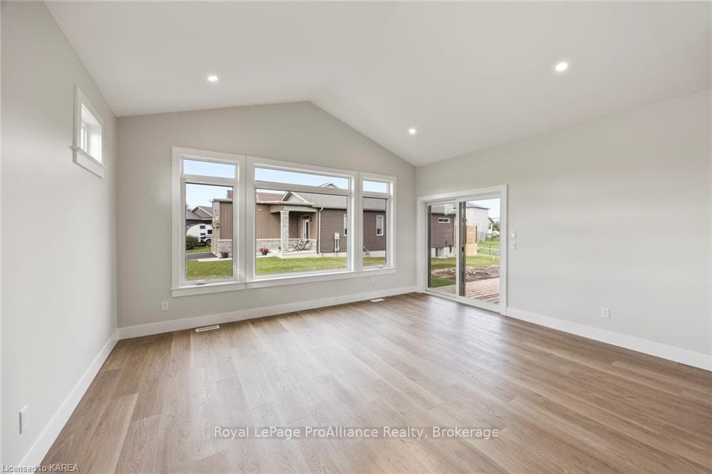 136 MCDONOUGH Crescent photo 24