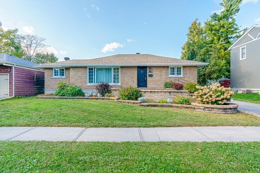 1405 LEONARD Avenue photo 1