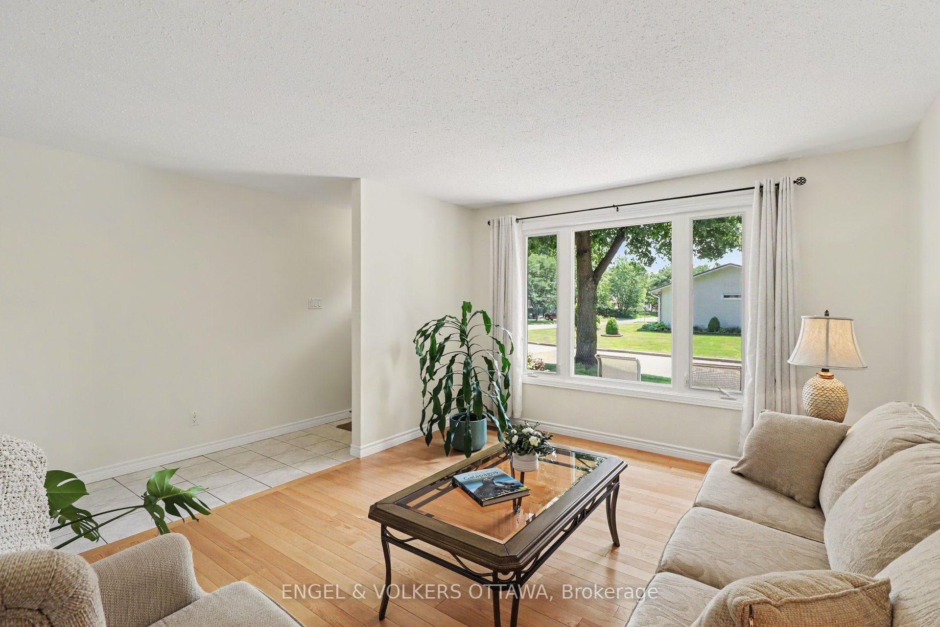 1331 Alloway Crescent photo 5