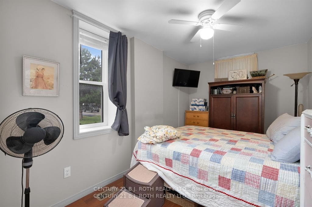369 Mississaga Street photo 26
