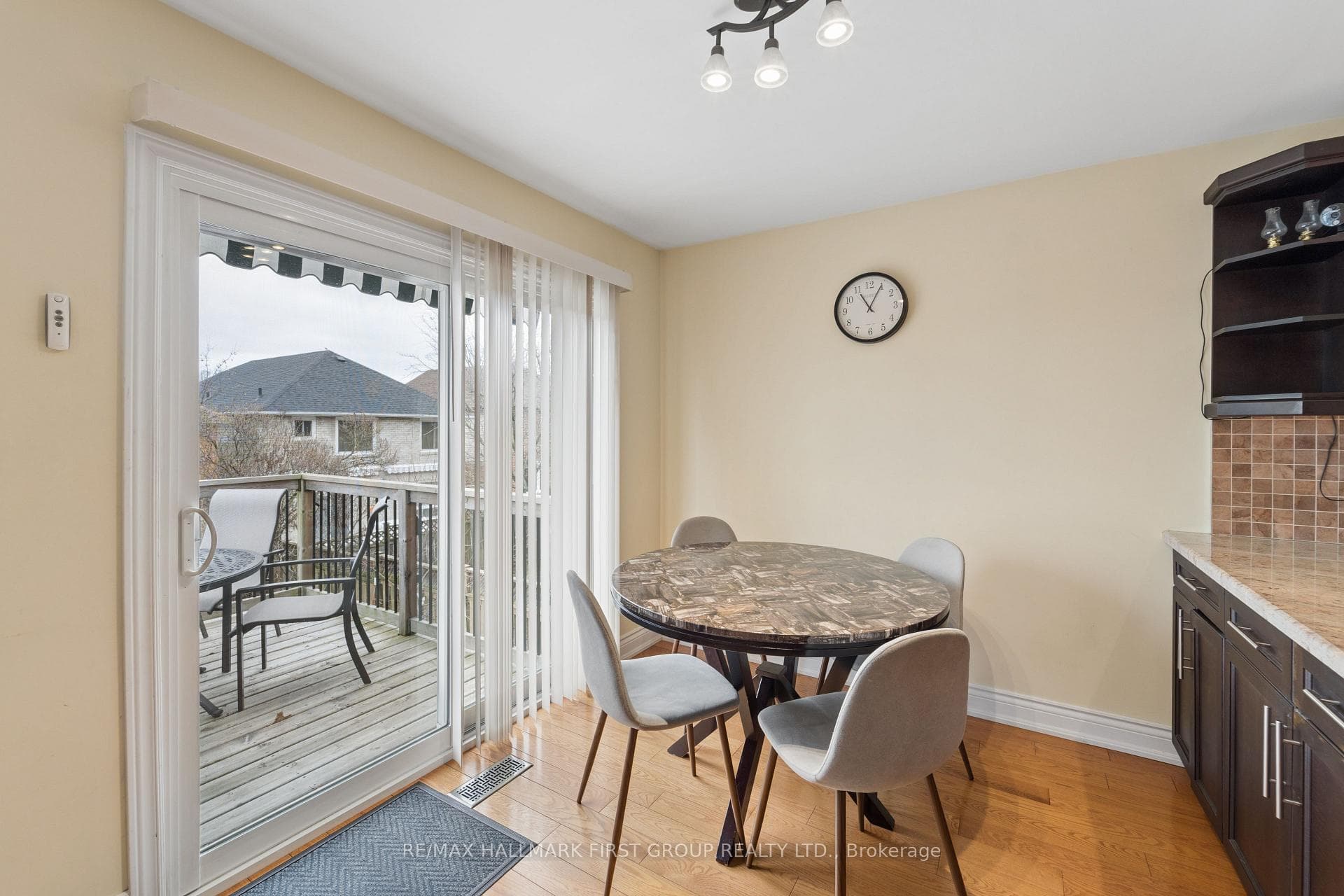 1592 Heathside Crescent photo 10