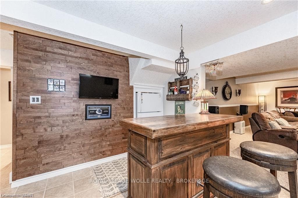 19 HEARTHWOOD Crescent photo 32