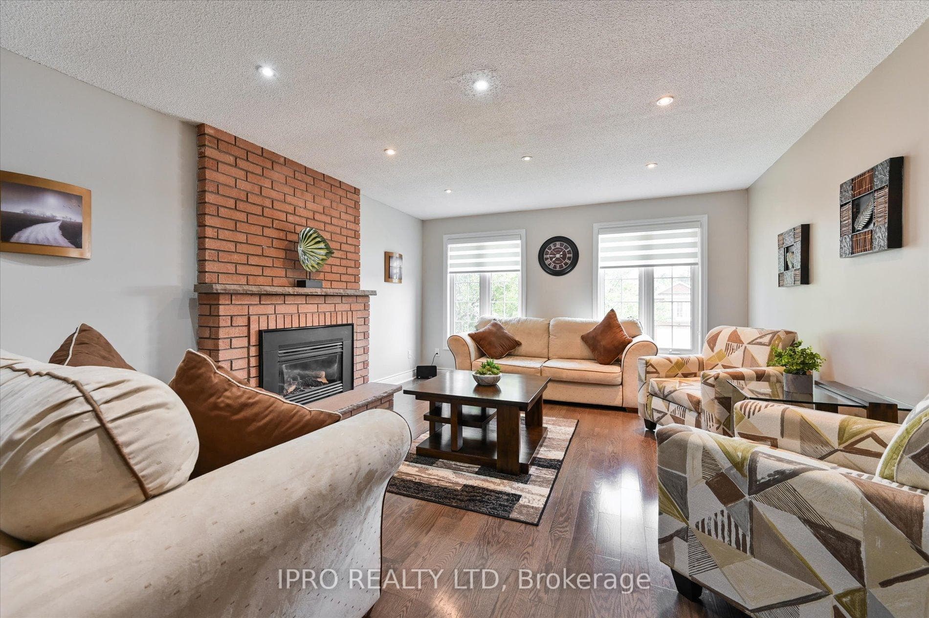 Family Room O/L Front Yard