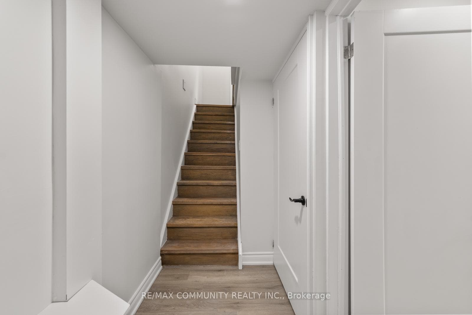 2483 Linwood Street photo 38
