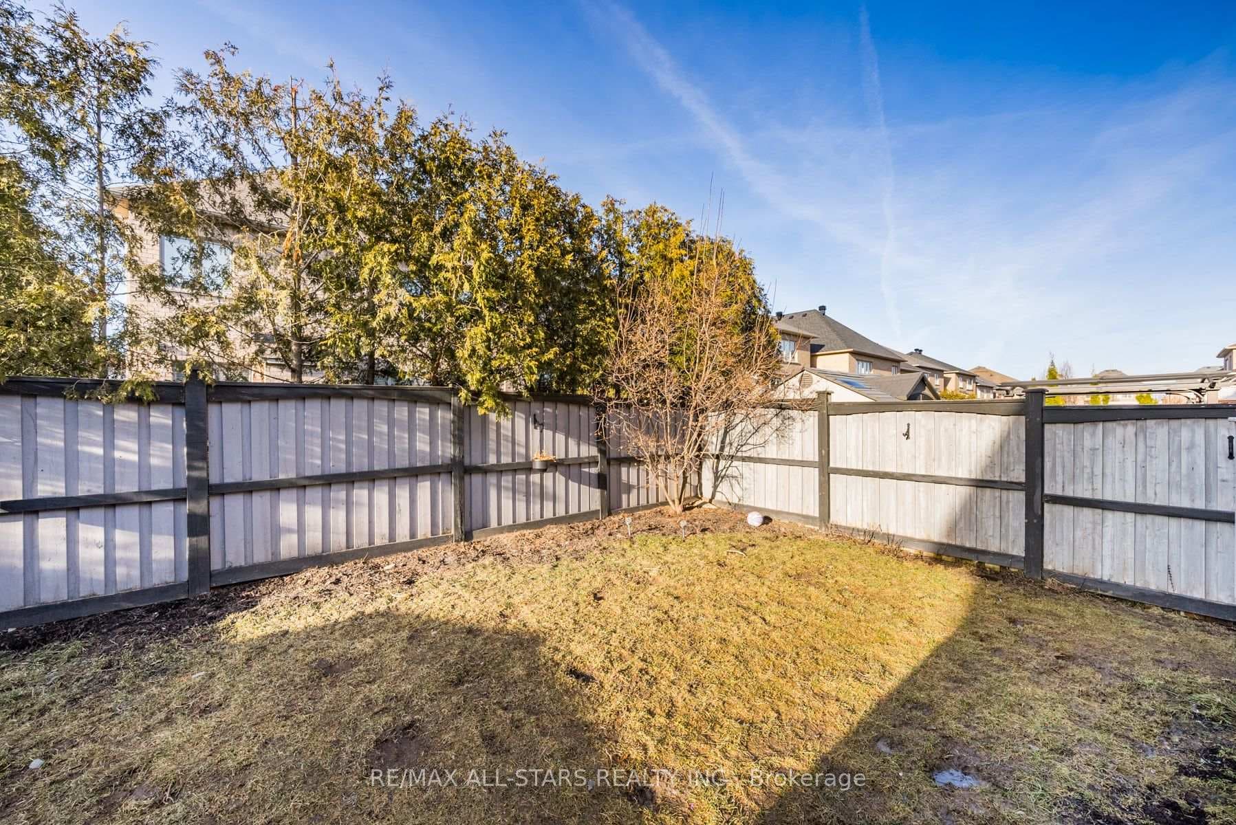 53 Maplebank Crescent photo 37
