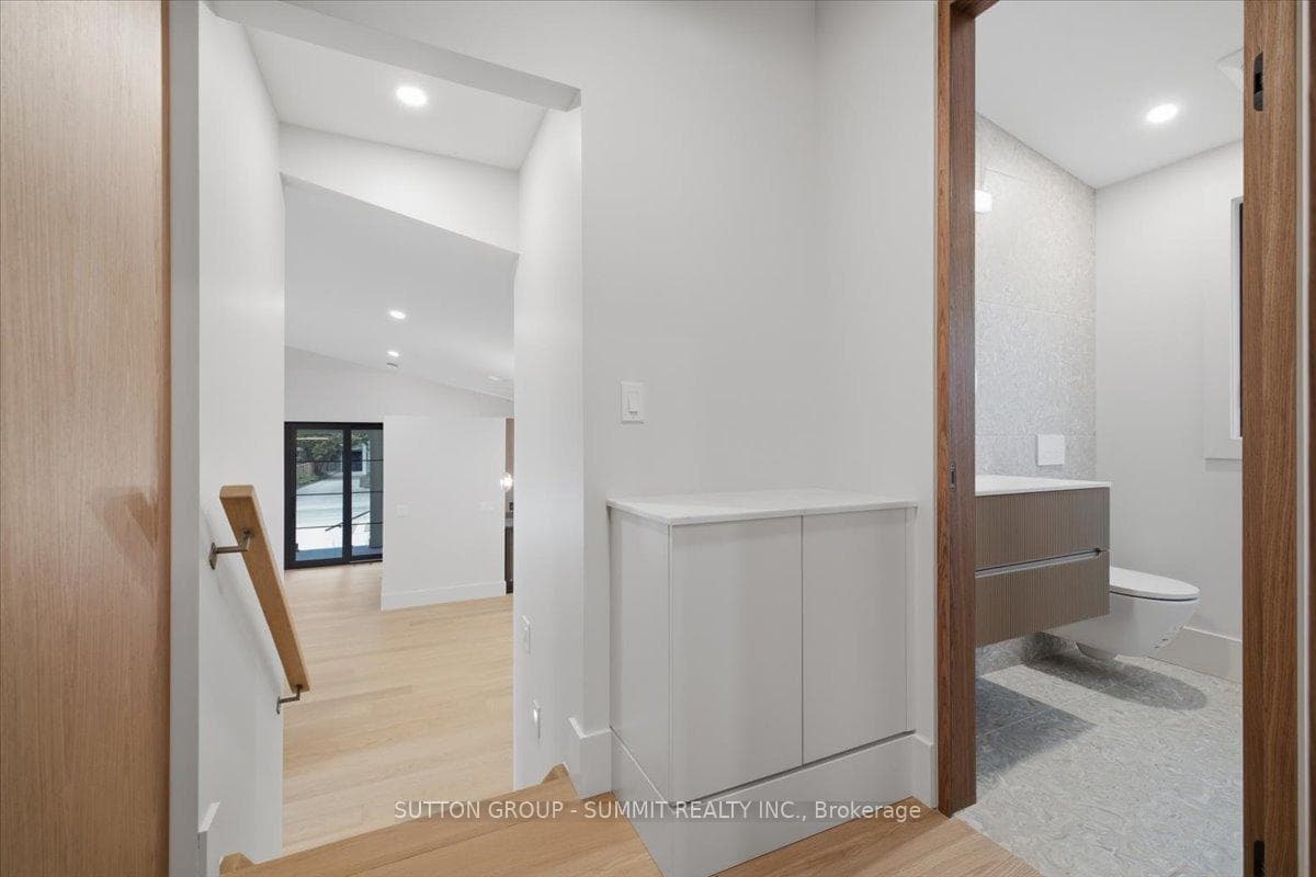 160 Allan Street photo 12