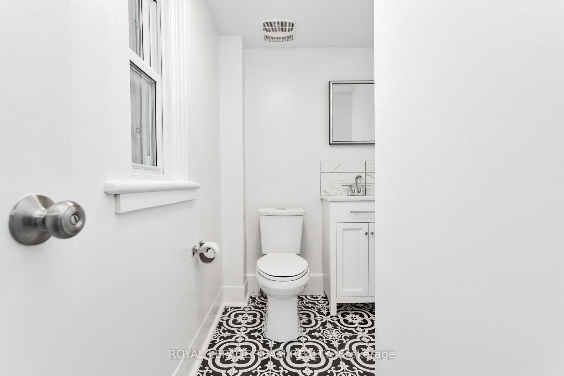 790 Bronson Avenue photo 18