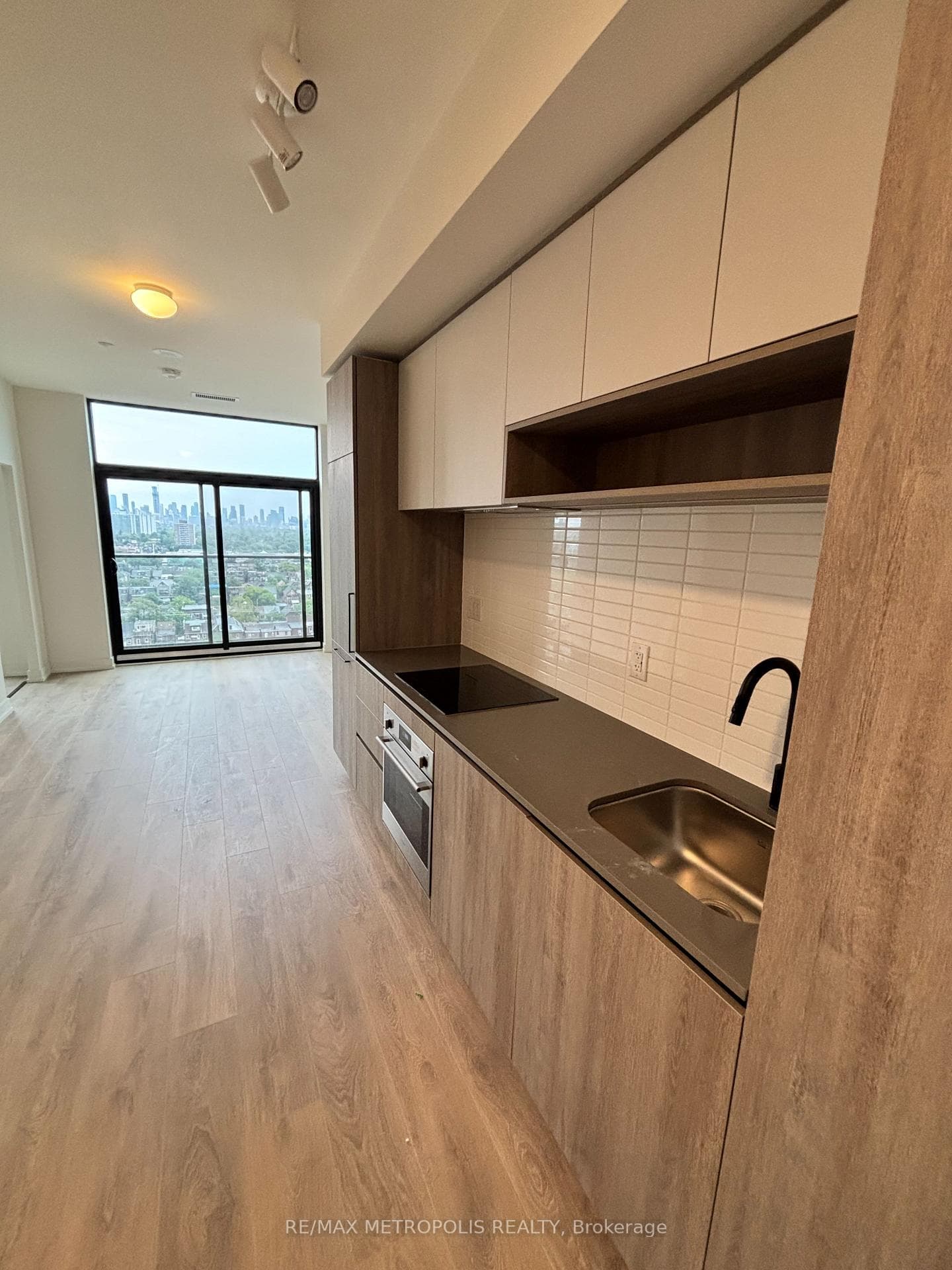 181 STERLING Road Unit 1520 photo 8