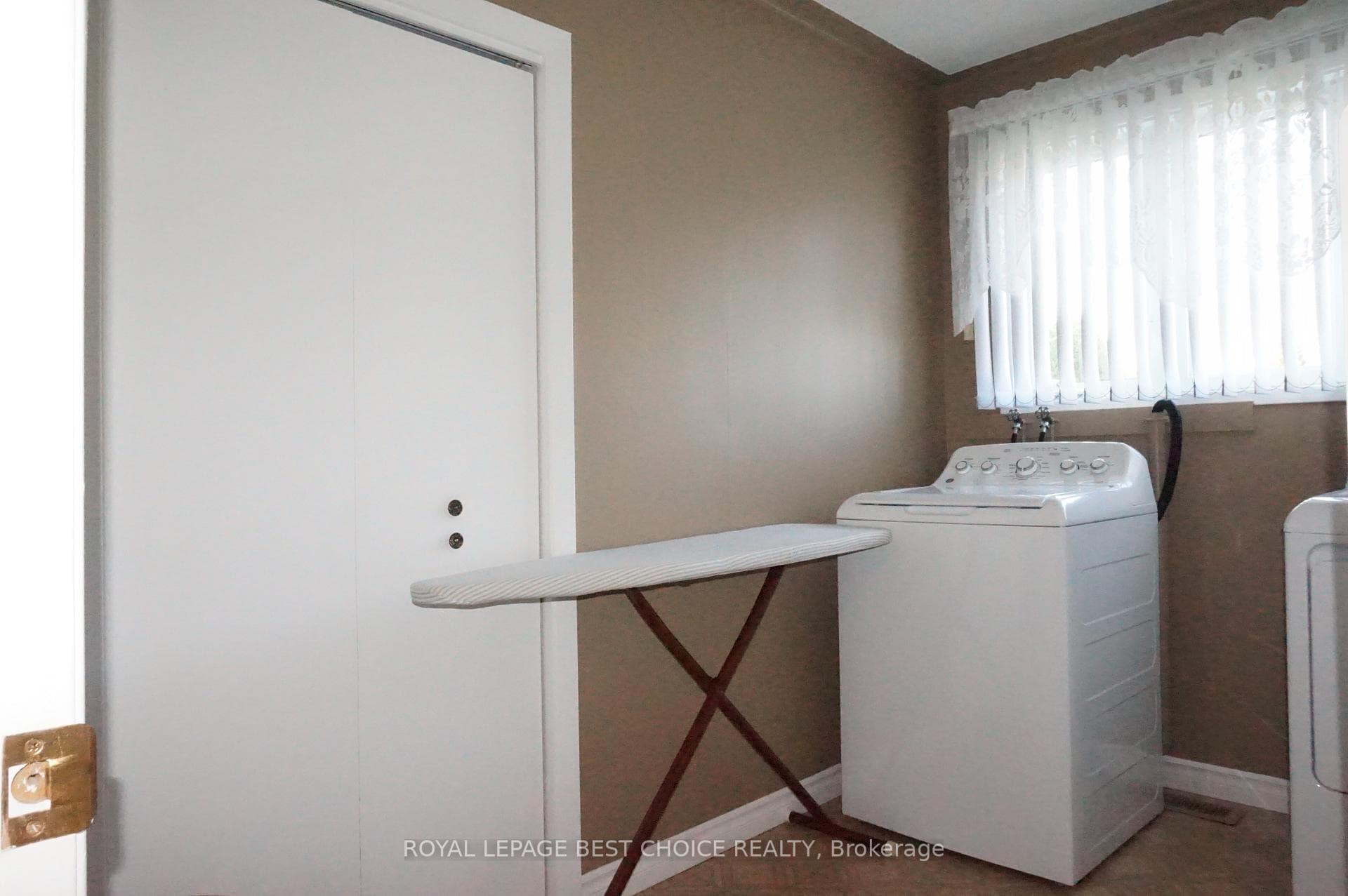 Main Floor Laundry Rm