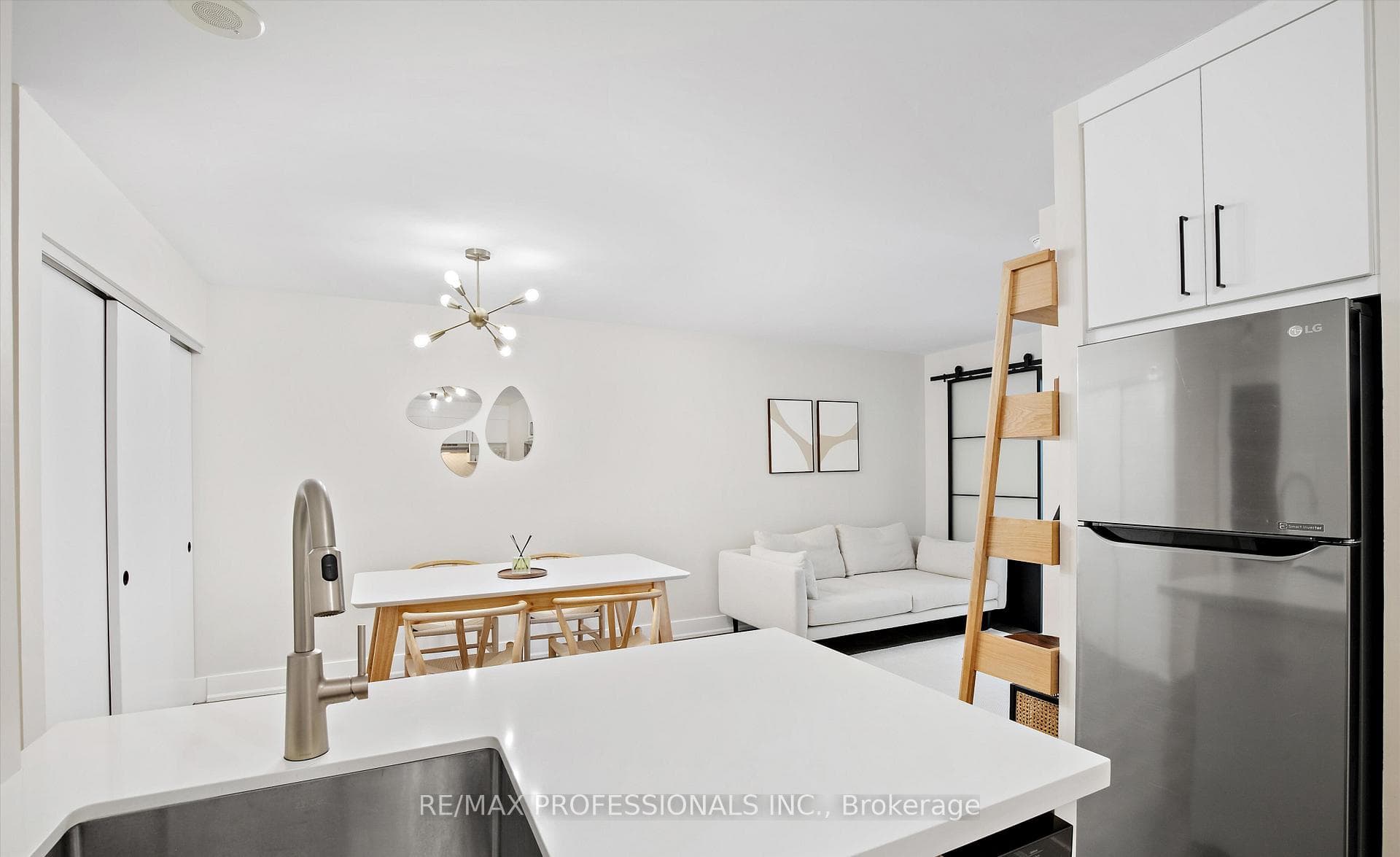 1055 Bay Street Unit 709 photo 4