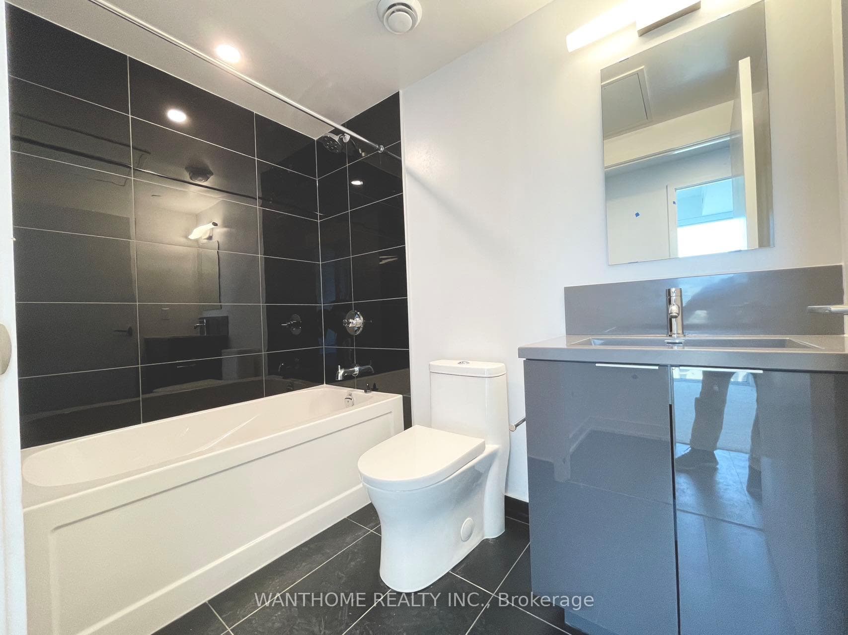 238 Simcoe Street Unit 2002 photo 1