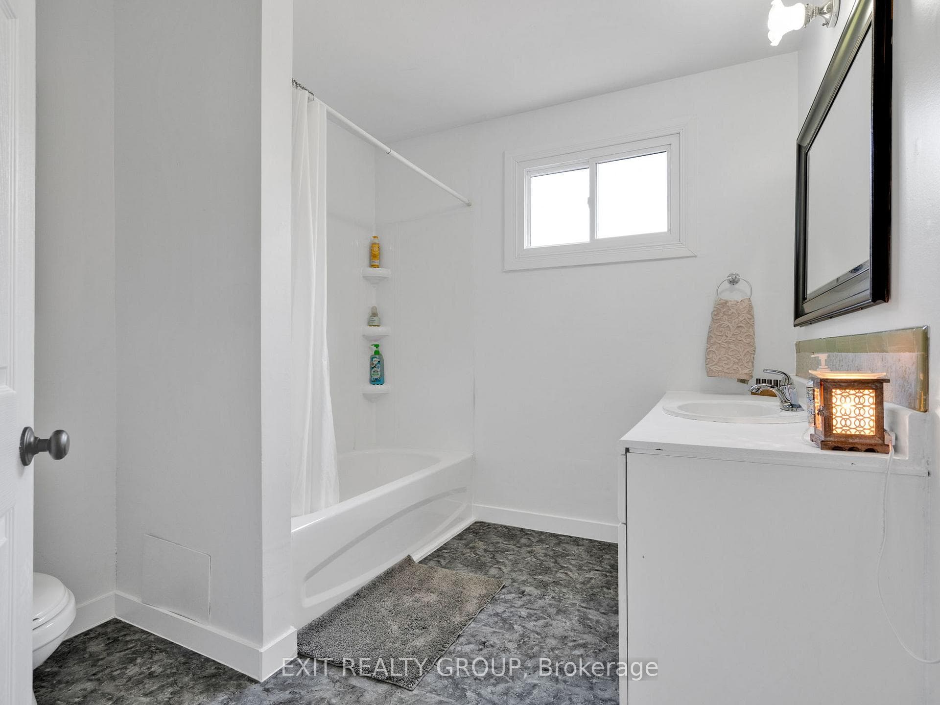 109 Prince Edward Street Unit B photo 24