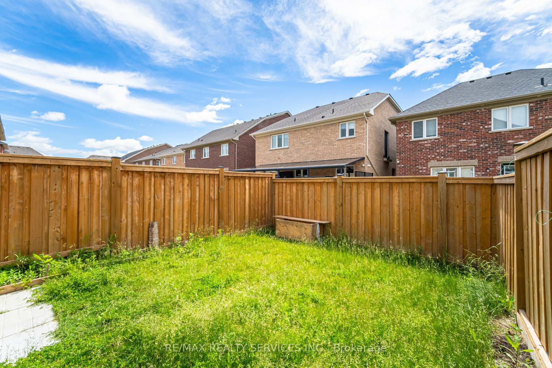 112 Royal Fern Crescent photo 32