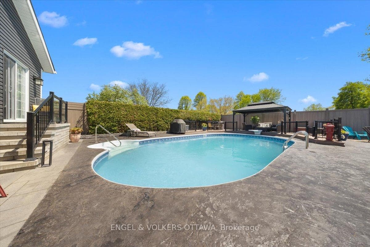 1005 Gold Crescent photo 34