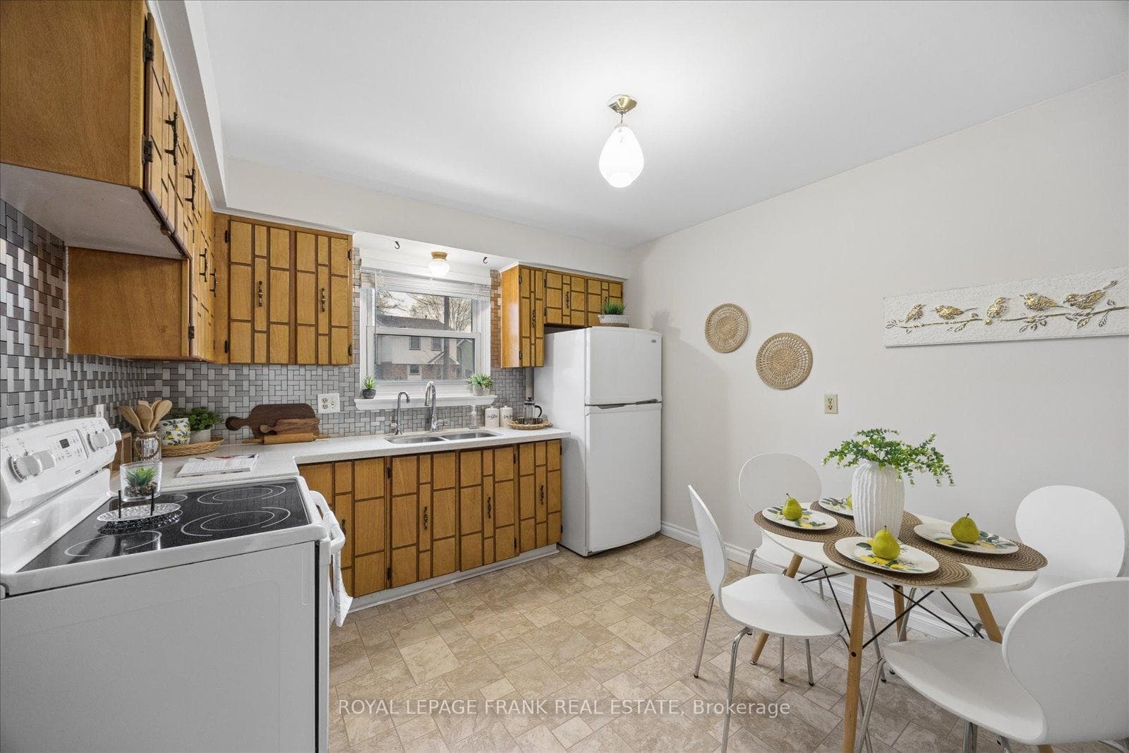 572 Camelot Drive photo 17