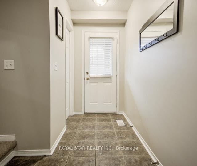 120 Hay Crescent photo 3