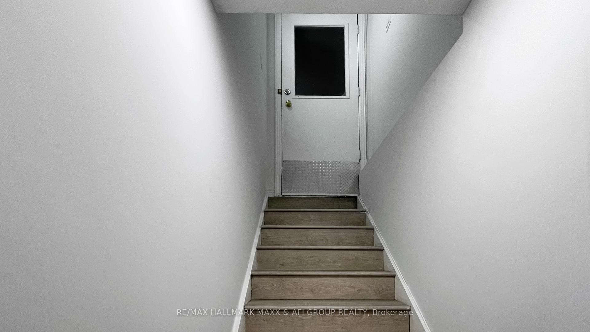 719 Shanahan Boulevard Unit Basement A photo 3