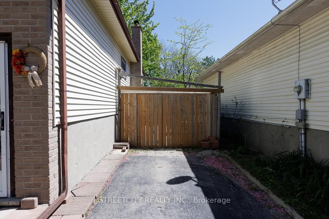 112 Ardsley Crescent photo 4