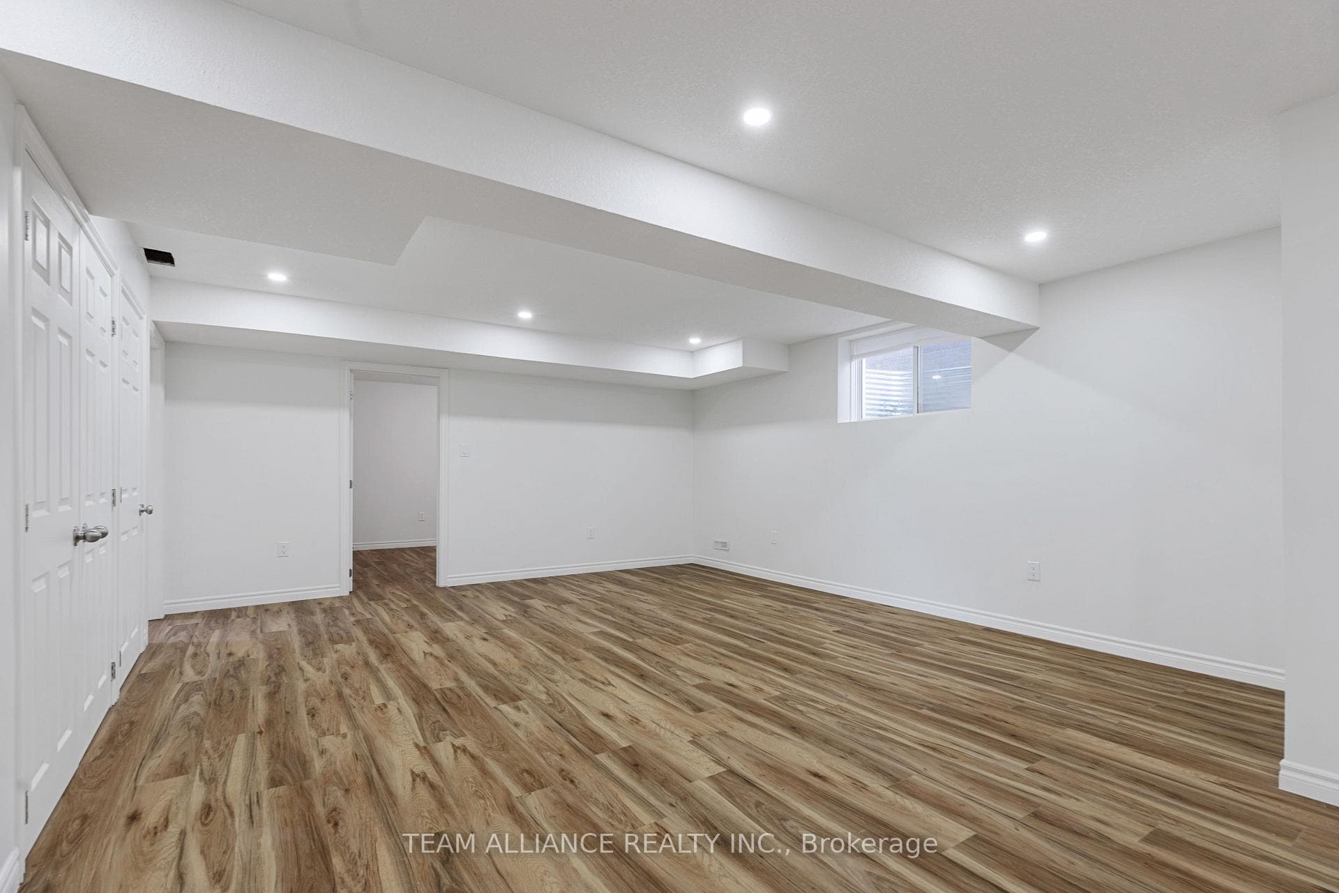 533 SOPHIA Crescent photo 16