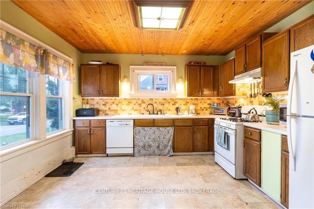 Large Eat-In Kitchen