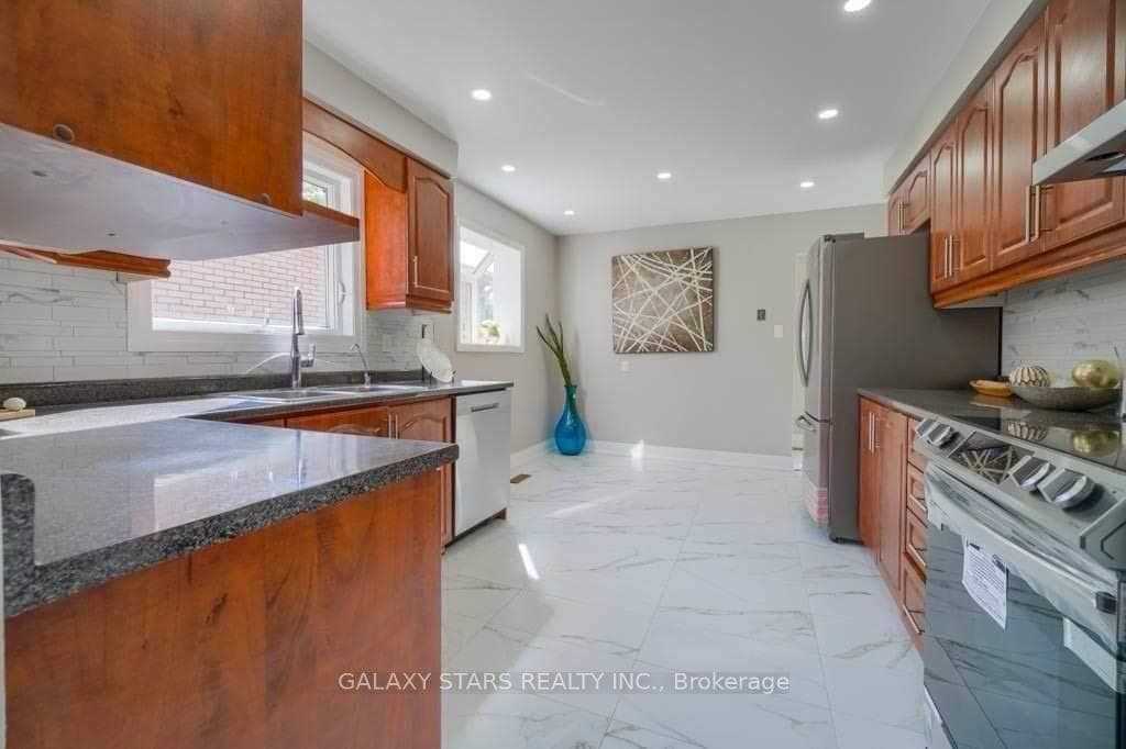 62 Langevin Crescent photo 5