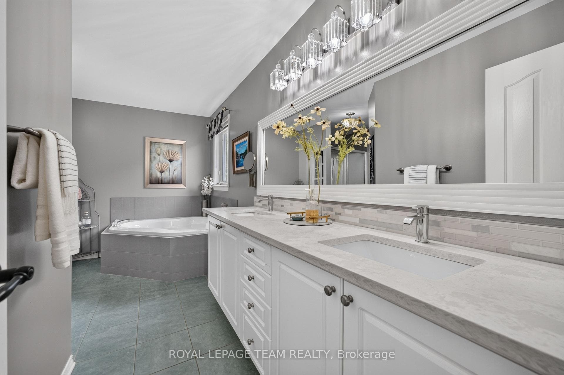 12 Forillon Crescent photo 34