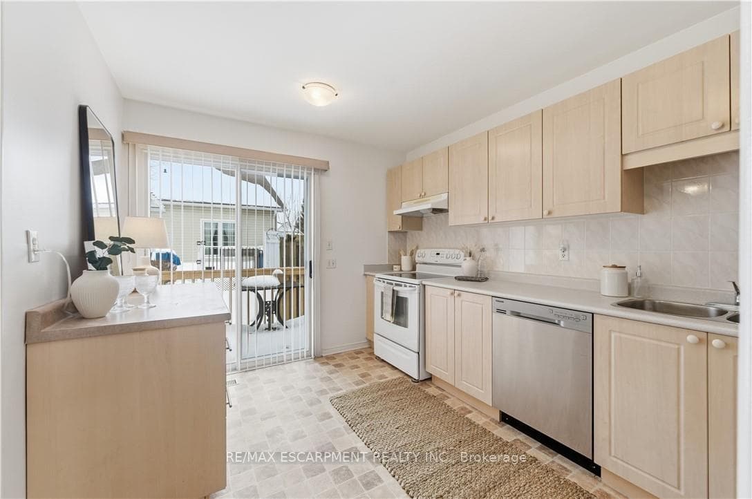 142 Silverbirch Avenue photo 11