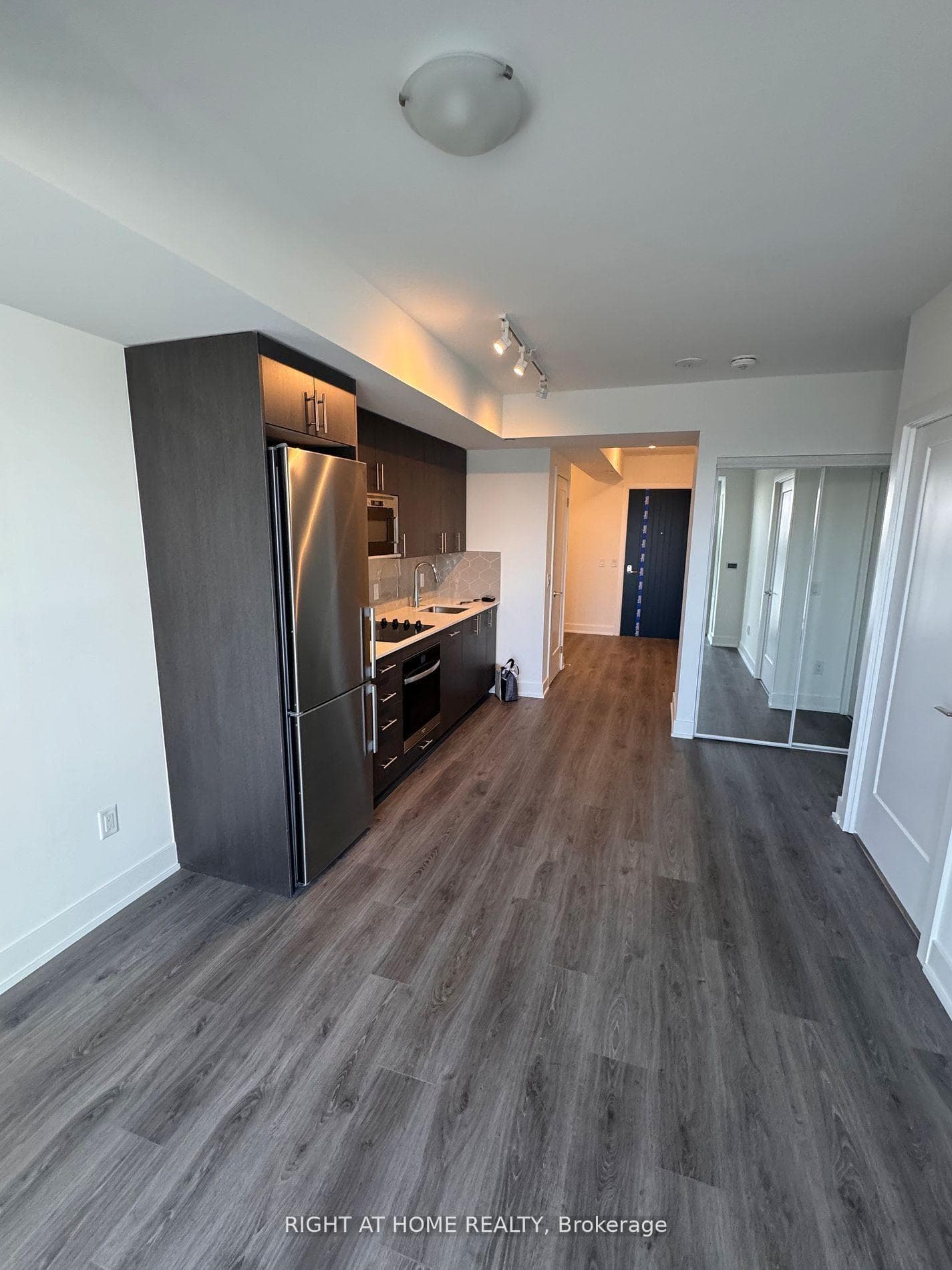 2545 Simcoe Street Unit 701 photo 1