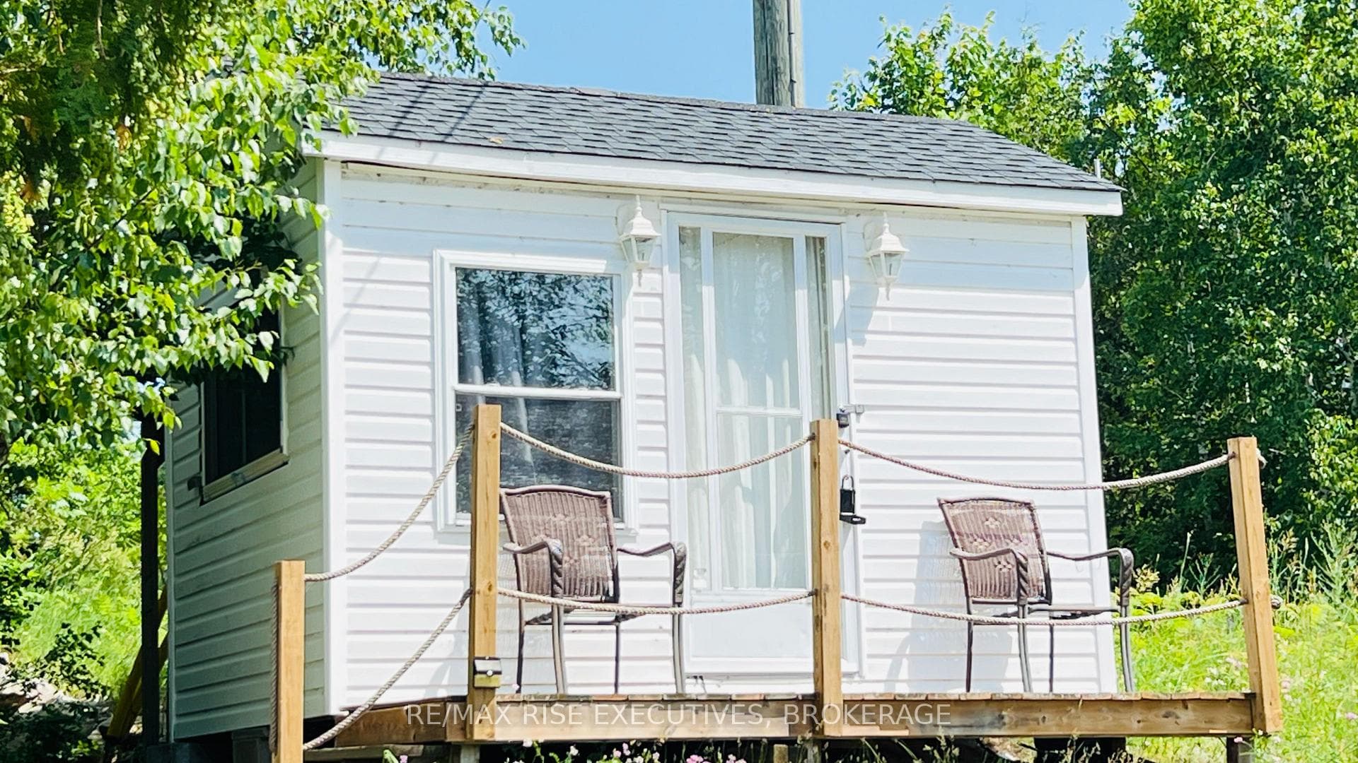 Bunkie with electicity