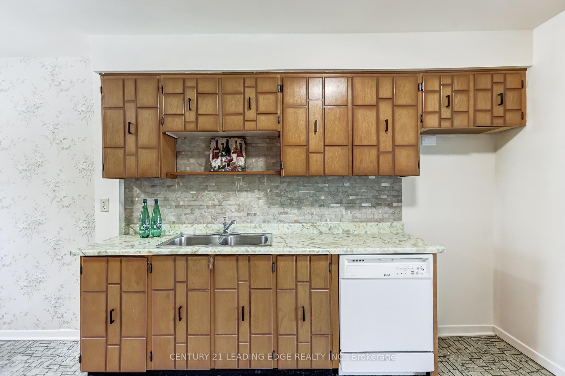 646 VILLAGE Parkway Unit 23 photo 19