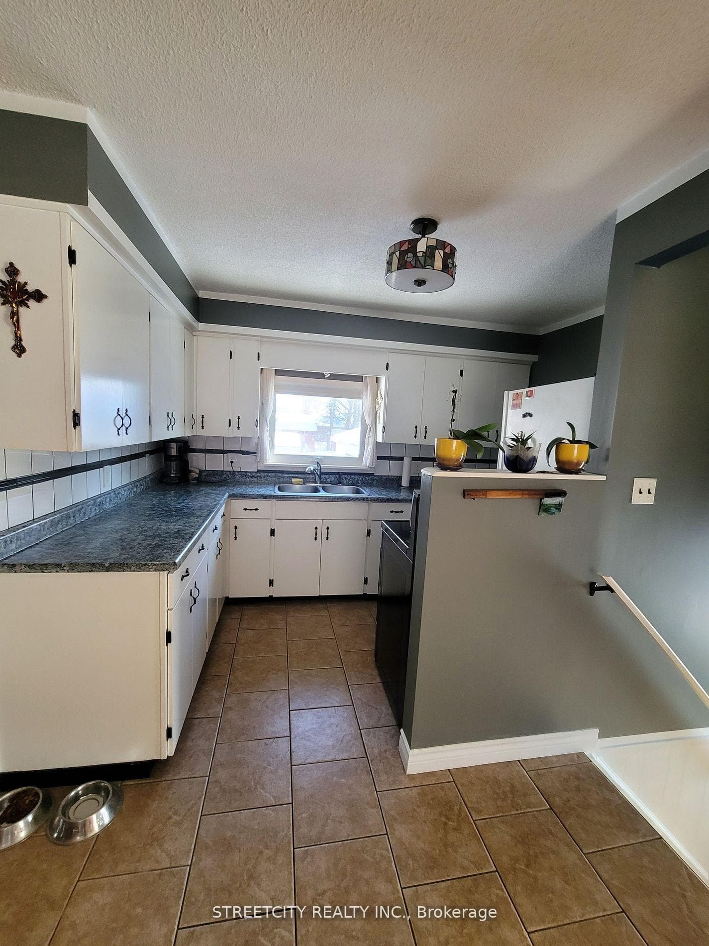 156 Maple Street photo 8