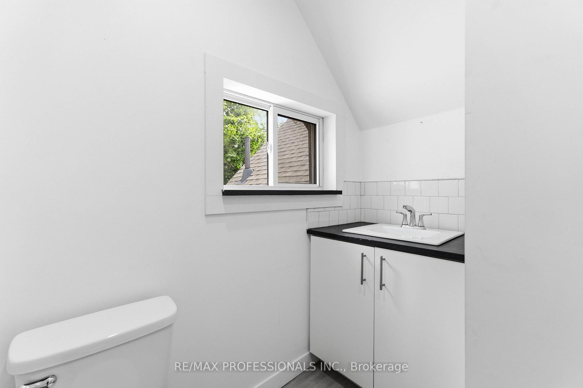 759 Barton Street Unit # Upper photo 14