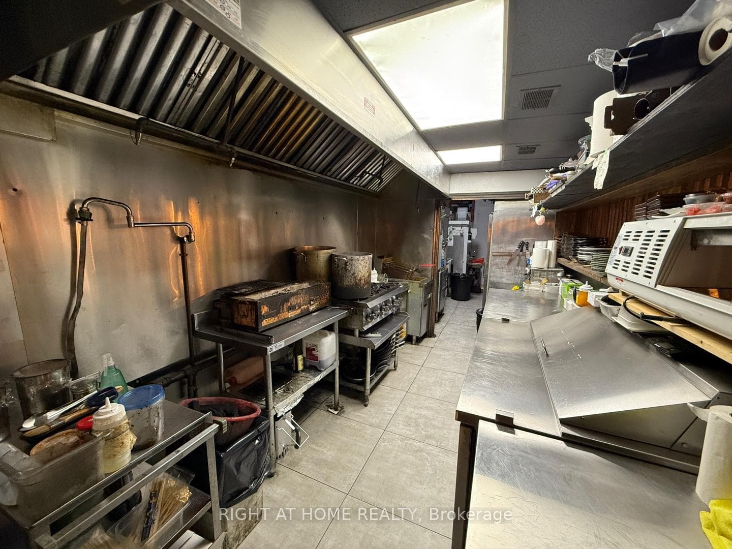 7057 Yonge Street photo 5